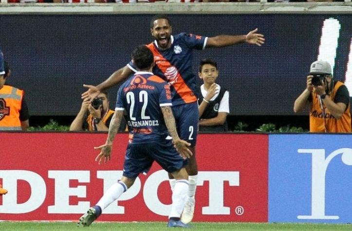 De villano a héroe: El insólito "hat-trick" del colombiano Angulo en el duelo de Puebla ante Chivas