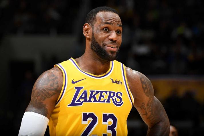 LeBron James devuelve a los Lakers al liderato... en venta de camisetas