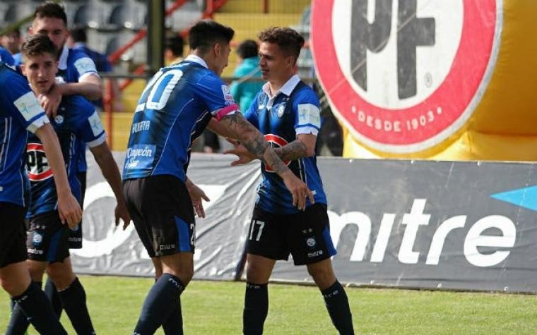 [VIDEO] Escalofriante lesión de jugador de Huachipato en el fútbol de Bolivia