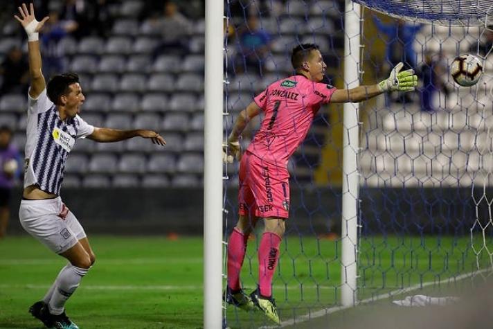 [VIDEO] ¿El blooper del año? El increíble error del arquero de Palestino en Copa Libertadores