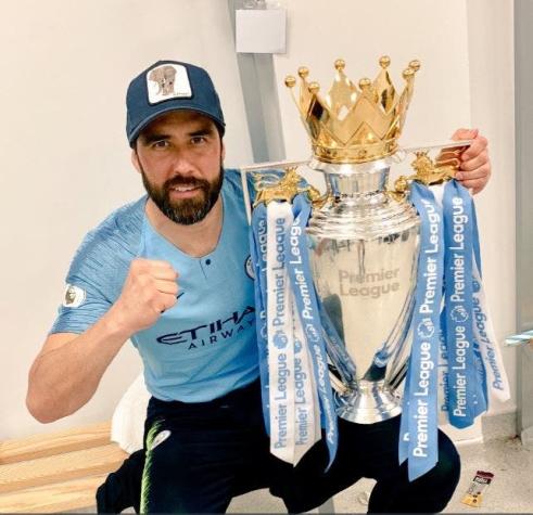 Claudio Bravo celebra su nuevo título junto al Manchester City en redes sociales