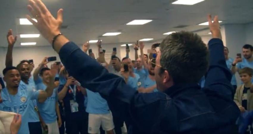 [VIDEO] Emotiva celebración: Noel Gallagher y el Manchester City cantan "Wonderwall" en el camarín