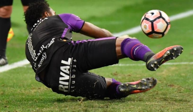 [VIDEO] Pasapelotas agrede a arquero en el clásico del fútbol ecuatoriano