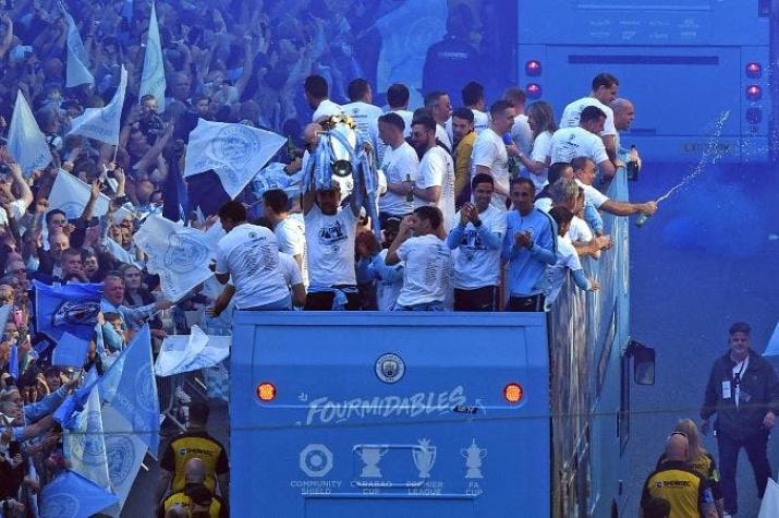 ¡Se les cayó la copa! Jugadores del Manchester City destrozaron el trofeo de la Premier League