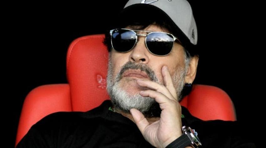 [VIDEO] Diego Maradona llega a Buenos Aires para tratarse una dolencia en el hombro
