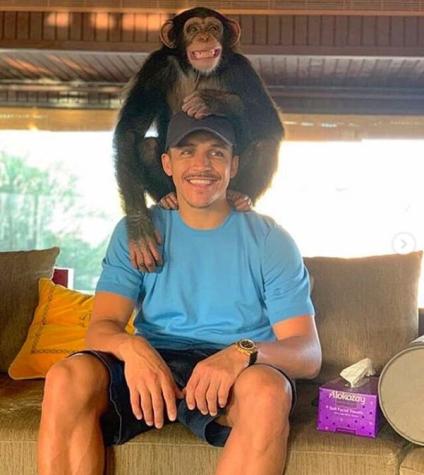 [FOTO] Alexis comparte imagen con un mono y recibe burla de ex compañero de La Roja