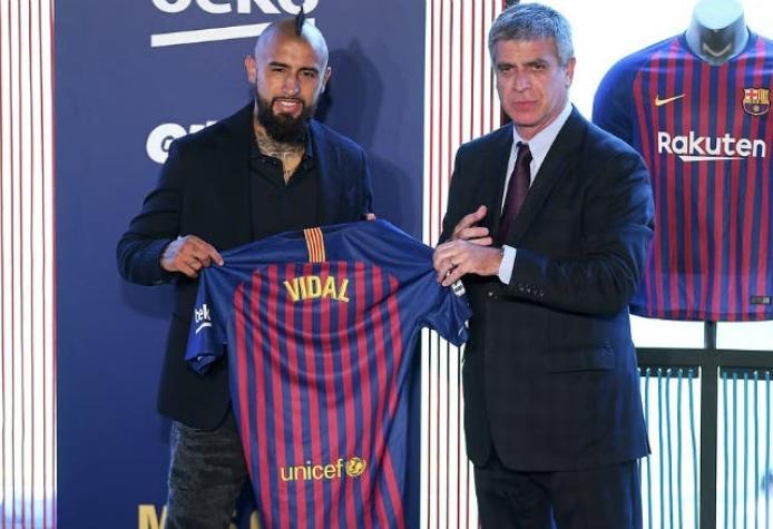 [VIDEO] FC Barcelona presenta la inédita nueva armadura del "King" Arturo Vidal