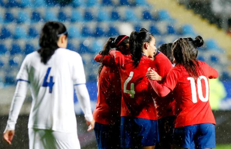 La formación de La Roja femenina en su estreno en el Mundial de Francia