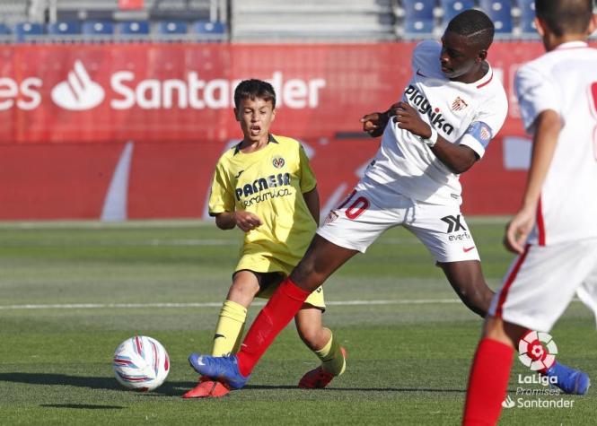 [VIDEO] Tiene 12 años y mide 1,75: El futbolista de las inferiores del Sevilla que llama la atención