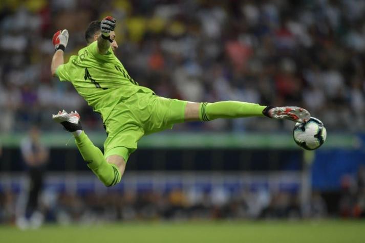 [VIDEO] La espectacular pirueta de Ospina para evitar el gol de Argentina
