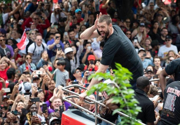 [VIDEO] Se reporta un tiroteo en Toronto durante la celebración del título de los Raptors en la NBA