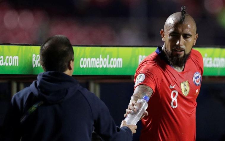[VIDEO] Vidal enciende las alarmas: un golpe le impidió terminar el partido