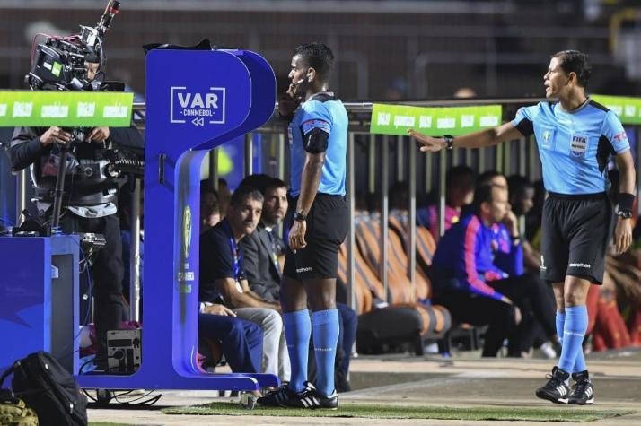 [VIDEO] ¡Otra vez el VAR! El árbitro anula el penal sancionado a favor de Colombia