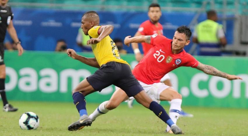[VIDEO] La sorpresiva visita que tuvo Charles Aránguiz en pleno partido de Chile ante Ecuador