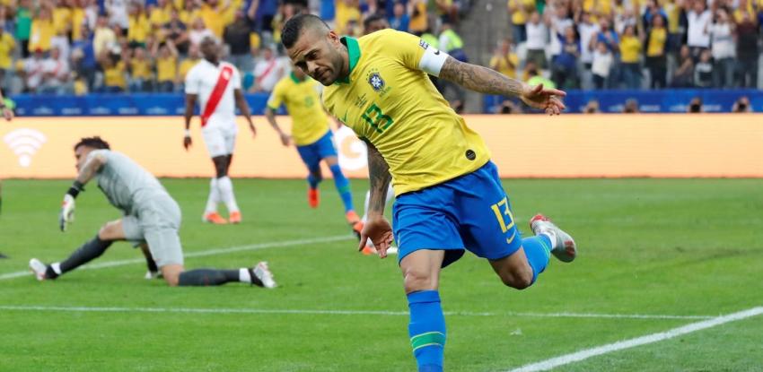 [VIDEO] La empezó y la terminó: El golazo con que Dani Alves marcó el 4-0 ante Perú
