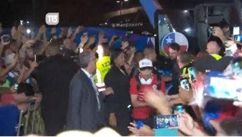 [VIDEO] El efusivo recibimiento que tuvo la Roja en su llegada a Rio de Janeiro