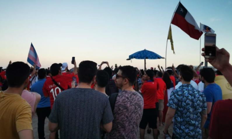 [VIDEO] T13 en Brasil: Masivo aliento de la "Marea Roja" en la antesala del Chile-Uruguay