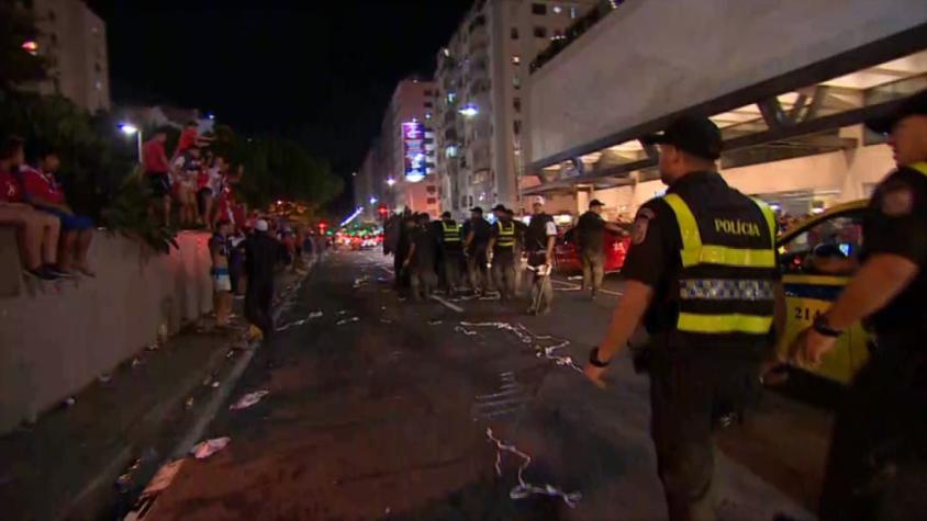 [VIDEO] Hinchas chilenos se enfrentan a la policía brasileña a las afueras del hotel de La Roja