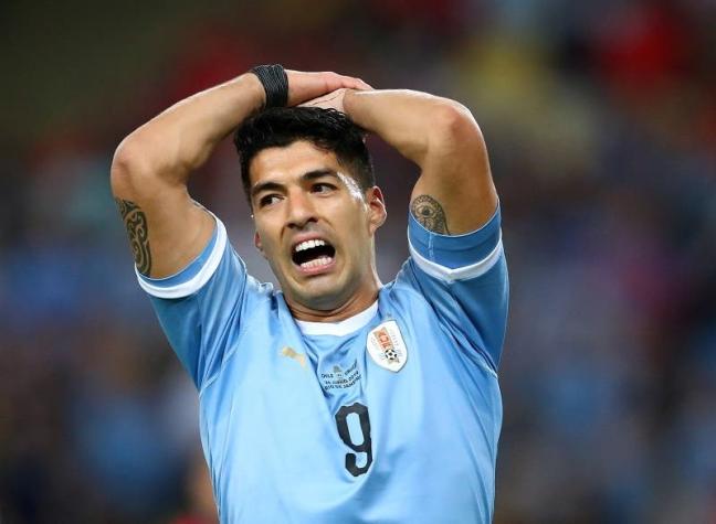 [VIDEO] ¿Pidió mano del arquero? El insólito reclamo de Luis Suárez frente a Chile