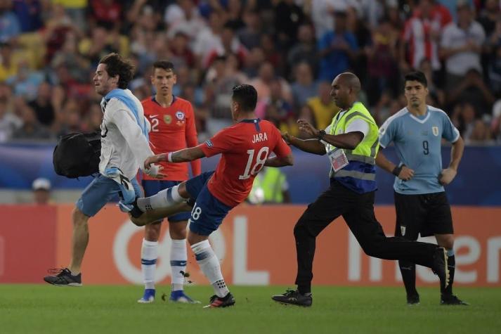 Gonzalo Jara podría perderse los Cuartos de Final por agredir al hincha que entró a la cancha