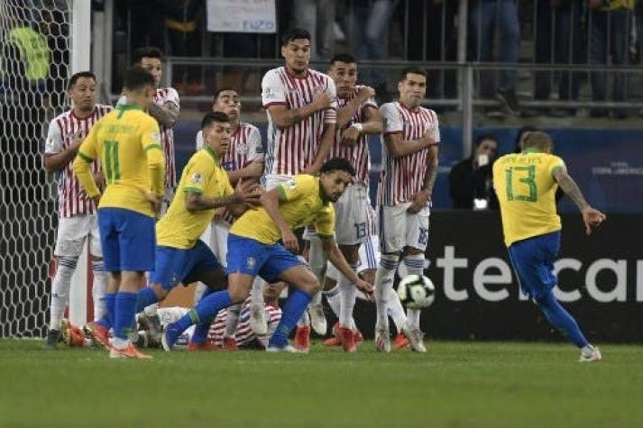 [VIDEO] Se defienden con todo: La particular barrera que armó Paraguay contra Brasil