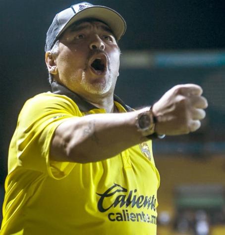 Maradona se sometió con éxito a cirugía de una rodilla en Argentina