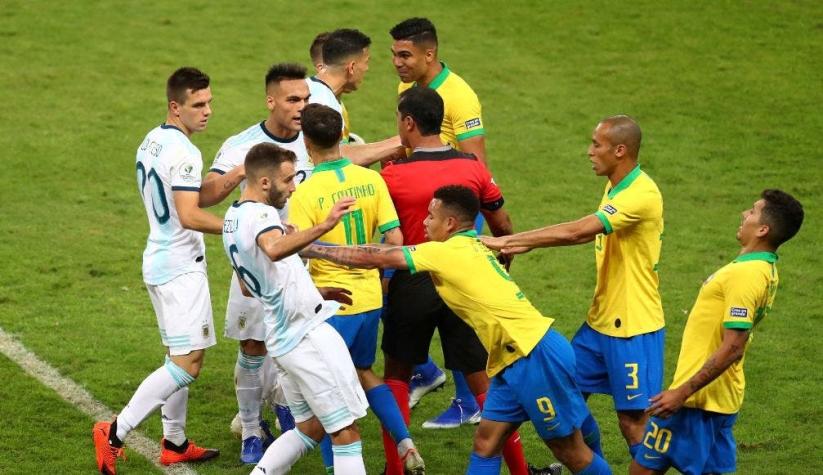 Árbitro del VAR en partido de Brasil y Argentina avisó al juez central que había un posible penal