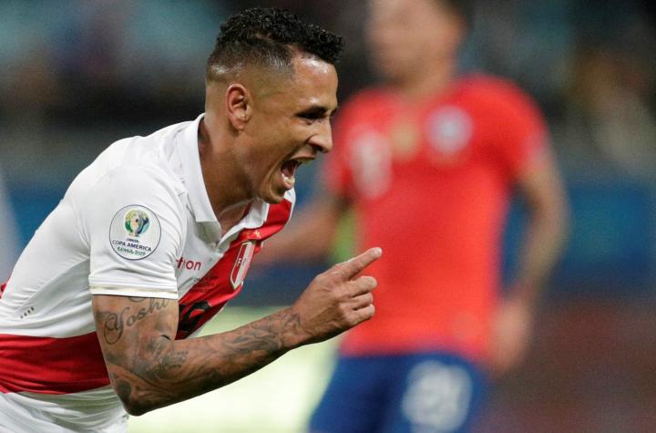 [VIDEO] Yoshimar Yotún aprovecha mala salida de Arias para anotar el segundo de Perú sobre Chile