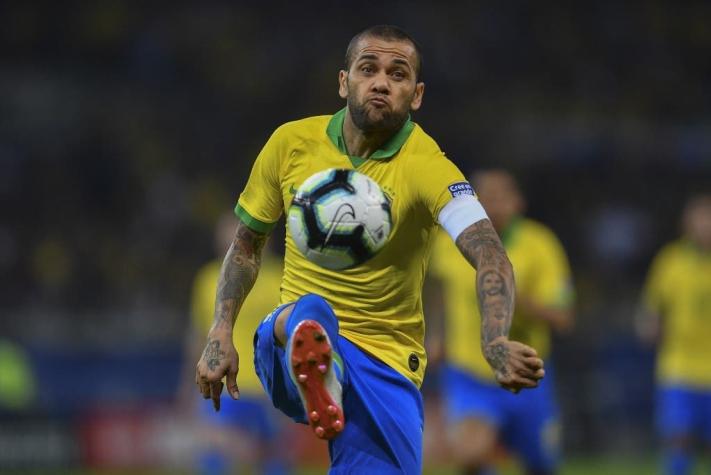 La publicación de Dani Alves en Twitter que molestó a los hinchas peruanos