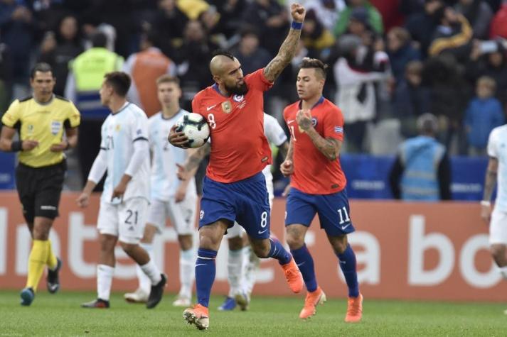[VIDEO] Marcó el "Rey": El golazo de Arturo Vidal para poner el descuento ante Argentina
