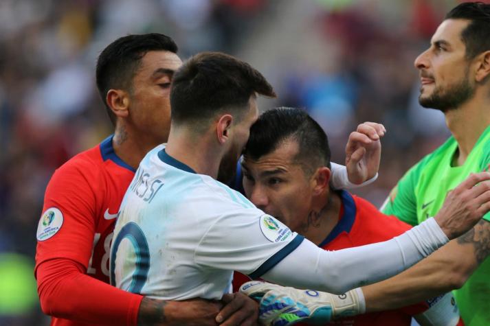 La sanción que arriesgan Gary Medel y Lionel Messi tras expulsión en Copa América