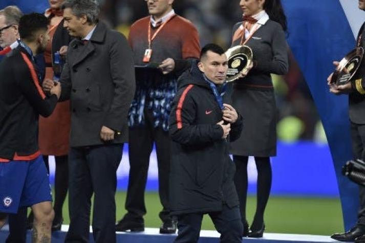 [VIDEO] Gary Medel le arrojó chicle a hinchas que lo insultaron tras duelo con Argentina