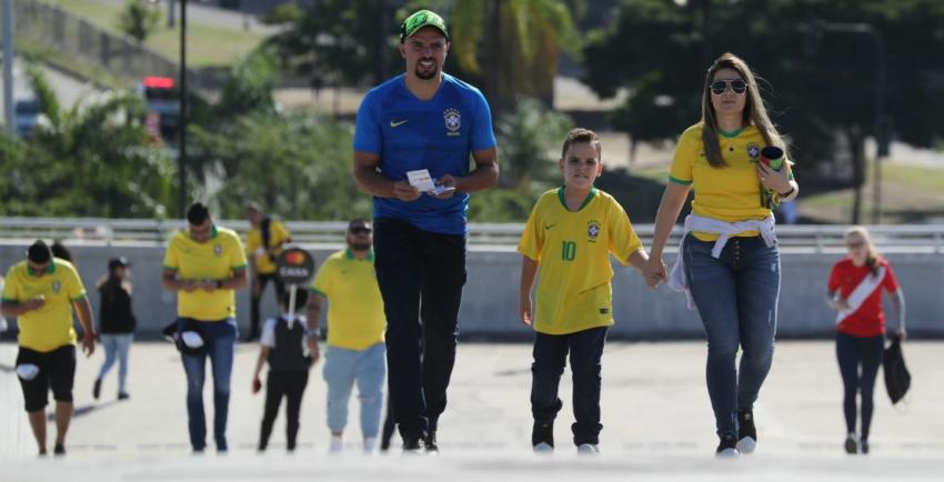 [FOTO] Chileno llega a la final de Copa América para apoyar al árbitro Roberto Tobar