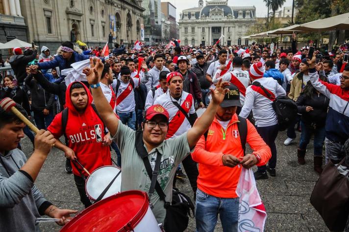 [FOTOS] Copa América: Comunidad peruana en Santiago apoya a su selección en final contra Brasil