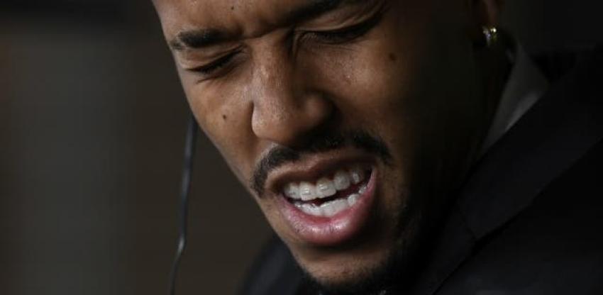[VIDEO] Militao se descompensa durante su presentación en Real Madrid y así acabó la conferencia