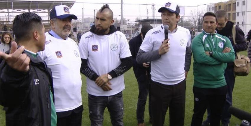 Proyecto "Reyes de Barrio": Arturo Vidal y Andrónico Luksic visitan a niños en cancha de San Joaquín