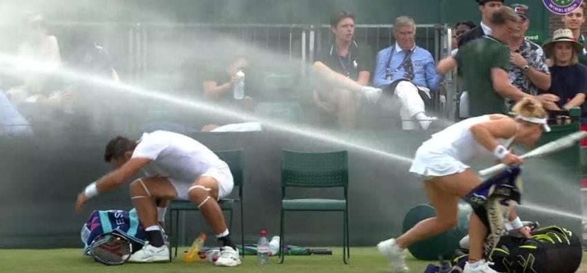 [VIDEO] Bochorno en Wimbledon: se prendieron los regadores en medio de un partido