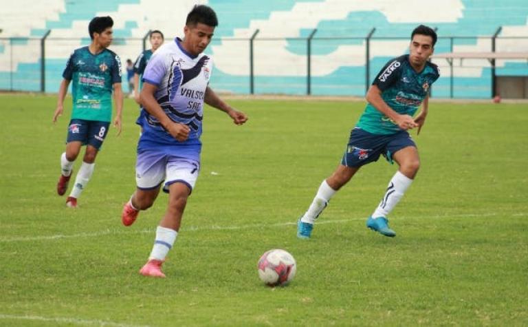 [VIDEO] Club de fútbol se queda sin arquero, presidente debe "parchar" al arco y pierden por goleada