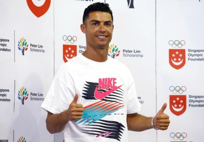 [VIDEO] ¿En qué estaba pensando? Cristiano Ronaldo se le tira encima a un policía en China