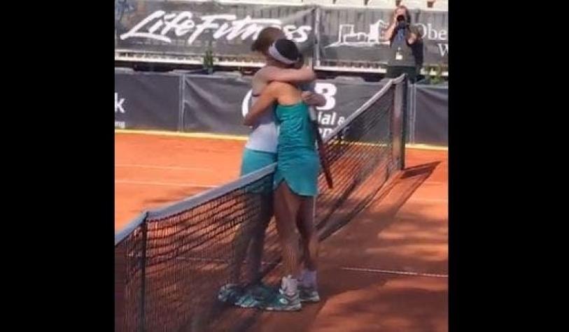 Tenistas que son novias se enfrentaron en un partido y cerraron el encuentro con un emotivo saludo