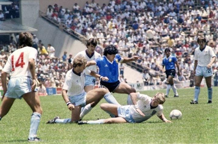 [VIDEO] “¿Por qué camina así?”: Maradona publica un video compilado recibiendo duras patadas