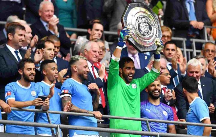 Iker Casillas felicita a Bravo por volver de la lesión y ganar la Community Shield con el City
