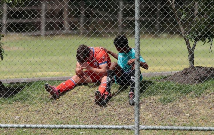 El gesto de un niño con un juvenil de Católica que fue destacado por la prensa ecuatoriana