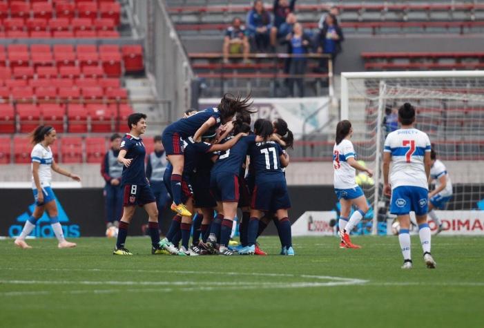 La U parte celebrando en el clásico universitario con victoria sobre la UC en el preliminar femenino