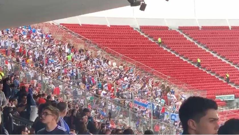 Hinchas de Universidad Católica llegan al Nacional con provocadoras "B" para burlarse de la U