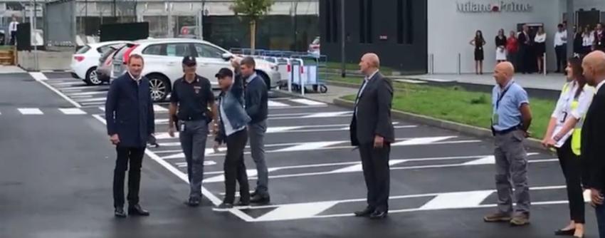 [VIDEO] Alexis Sánchez llega a Milán y desata la locura entre fanáticos que lo reciben con cánticos