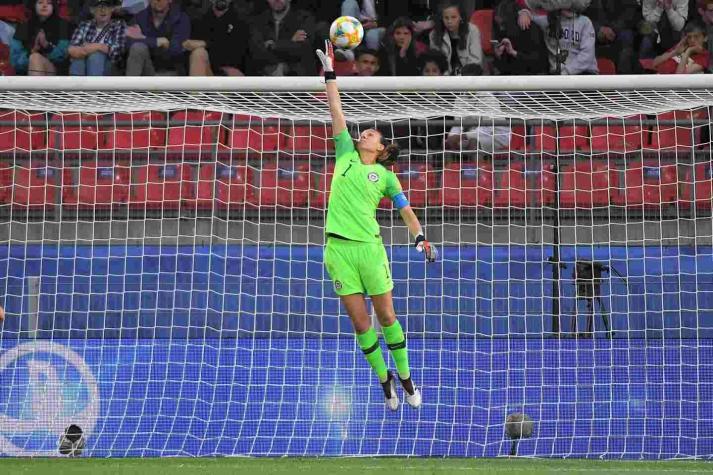 Haciendo historia otra vez: Christiane Endler entre las tres finalistas para mejor arquera del mundo