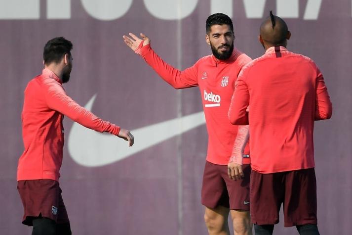 Son como niños: Arturo Vidal y sus compañeros disfrutan del chaparrón que cayó en Barcelona