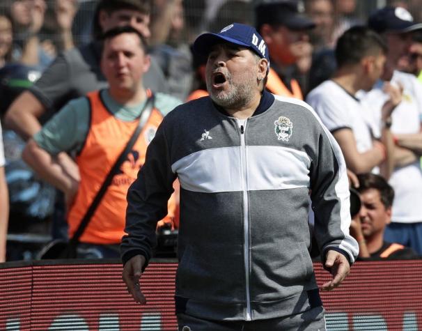 Con blooper de su arquero y una derrota: Así fue el agrio debut de Maradona como técnico de Gimnasia