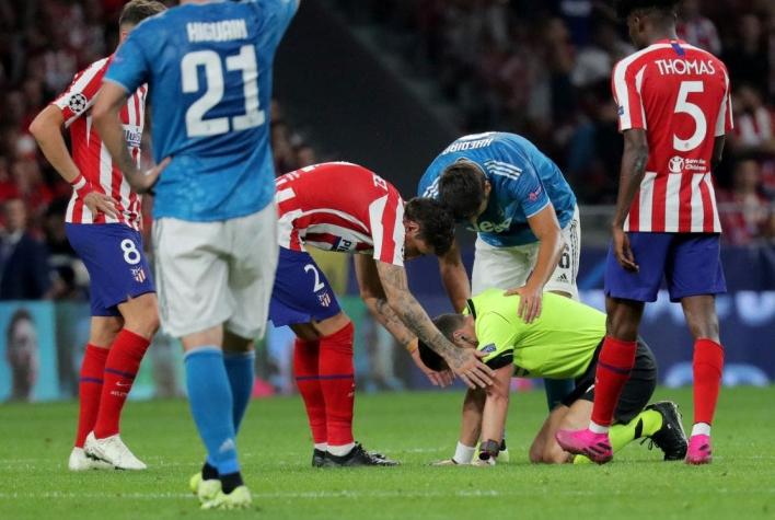 [VIDEO] ¡Cuidado!: El feroz pelotazo que recibió árbitro del duelo entre el Atlético y la Juventus